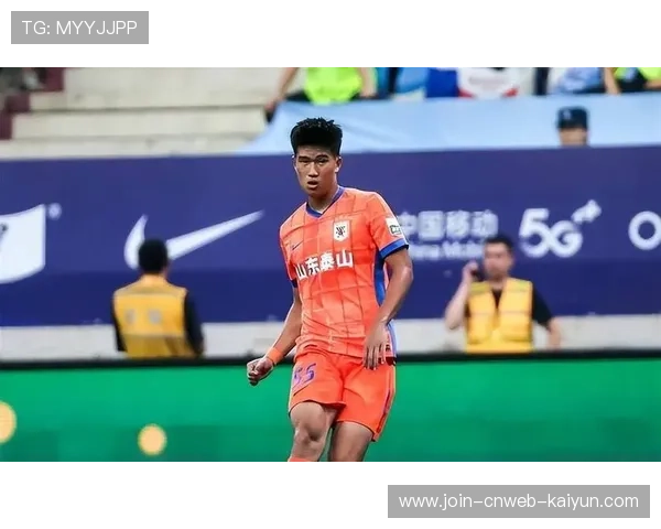 泰山队彭啸禁区外封堵单刀，崔康熙赞其防守覆盖面巨大